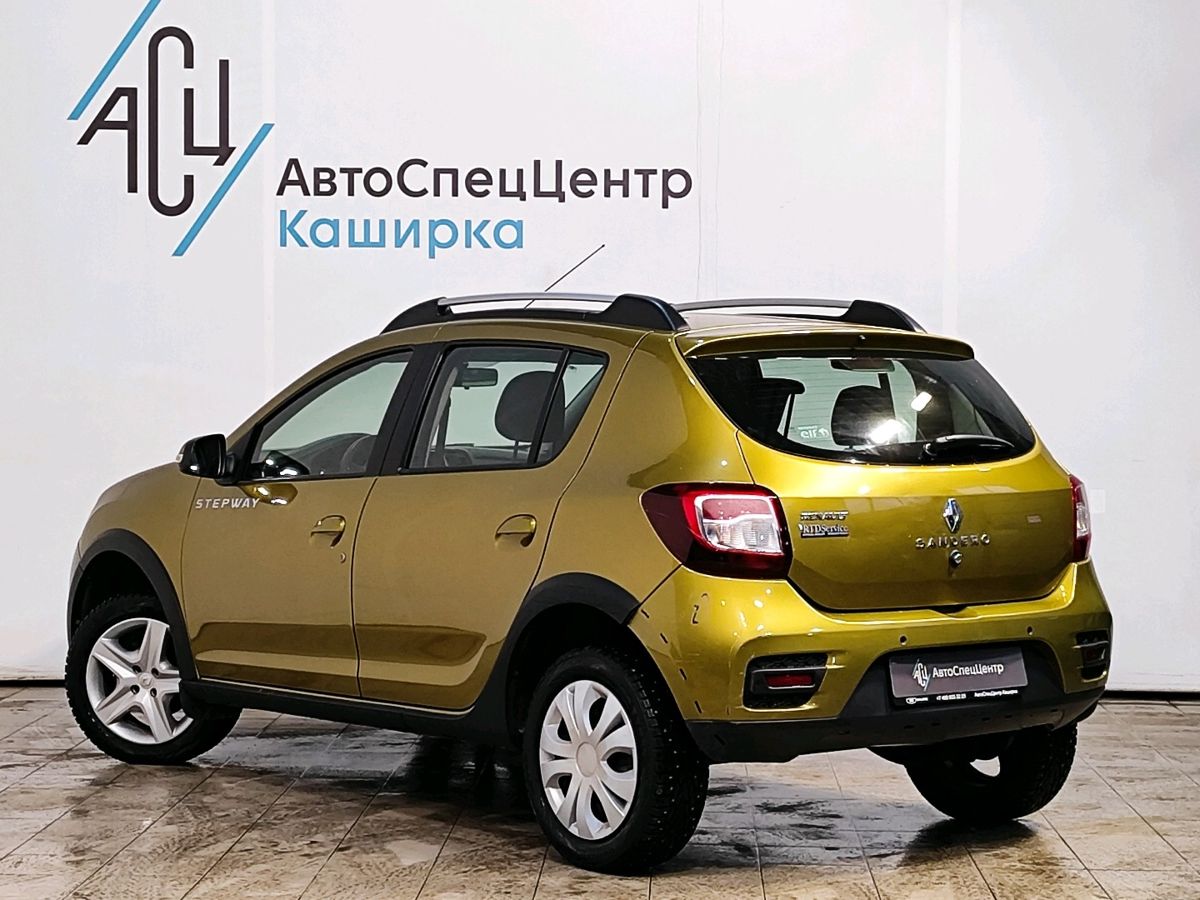 Автомобиль Renault Sandero II поколение 1.6 MT (102 л.с.) Base Золотой 2016 с пробегом 118 758 км