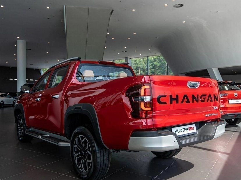 Автомобиль Changan Hunter Plus I поколение 2.0 AT 4WD (226 л.с.) Luxe Красный 2024 новый