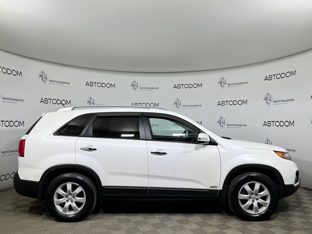 Автомобиль Kia Sorento II поколение 2.4 MT 4WD (175 л.с.) Comfort Белый 2012 с пробегом 90 000 км