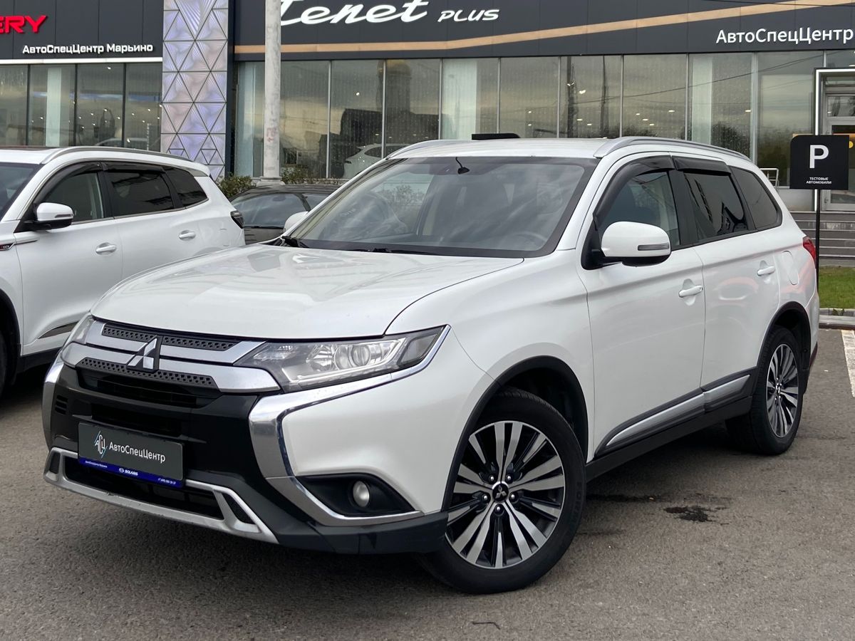 Mitsubishi Outlander III [3-й рестайлинг] 2.0 CVT 4WD (146 л.с.) Instyle Белый 2019 с пробегом 180 000 км