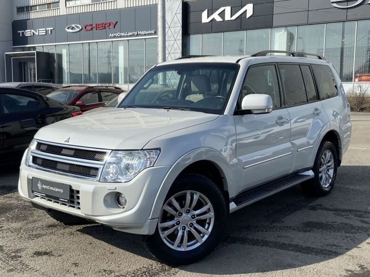 Автомобиль Mitsubishi Pajero IV [1-й рестайлинг] 3.0 AT 4WD (178 л.с.) Ultimate Белый 2014 с пробегом 167 000 км