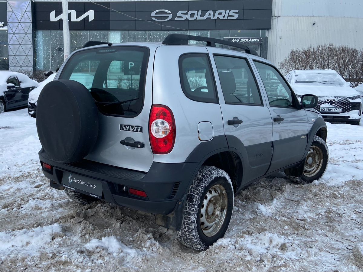 Автомобиль Chevrolet Niva I [рестайлинг] 1.7 MT 4WD (80 л.с.) LE Серебристый 2017 с пробегом 65 000 км