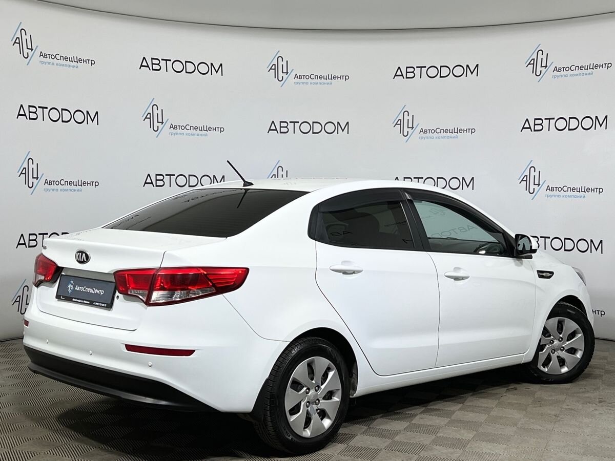 Автомобиль Kia Rio III поколение 1.4 AT (107 л.с.) Comfort Белый 2015 с пробегом 58 837 км