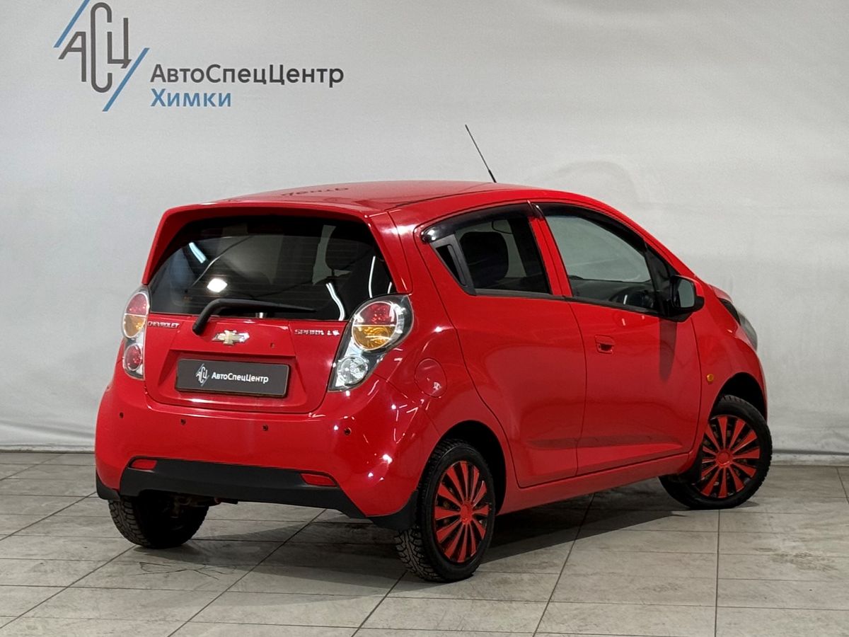 Автомобиль Chevrolet Spark III поколение (M300) 1.0 AT (68 л.с.) LS Красный 2011 с пробегом 76 000 км