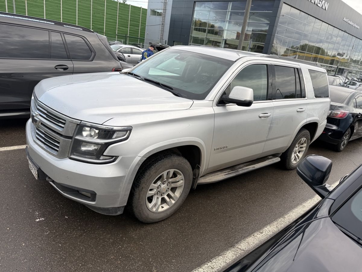 Chevrolet Tahoe IV поколение 6.2 AT 4WD (409 л.с.) LT Серебристый 2016 с пробегом 216 142 км