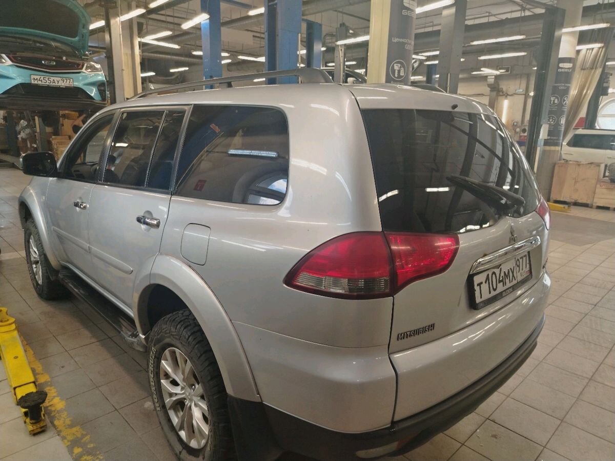 Mitsubishi Pajero Sport II [рестайлинг] 2.5d AT 4WD (178 л.с.) Instyle Серебристый 2013 с пробегом 177 287 км