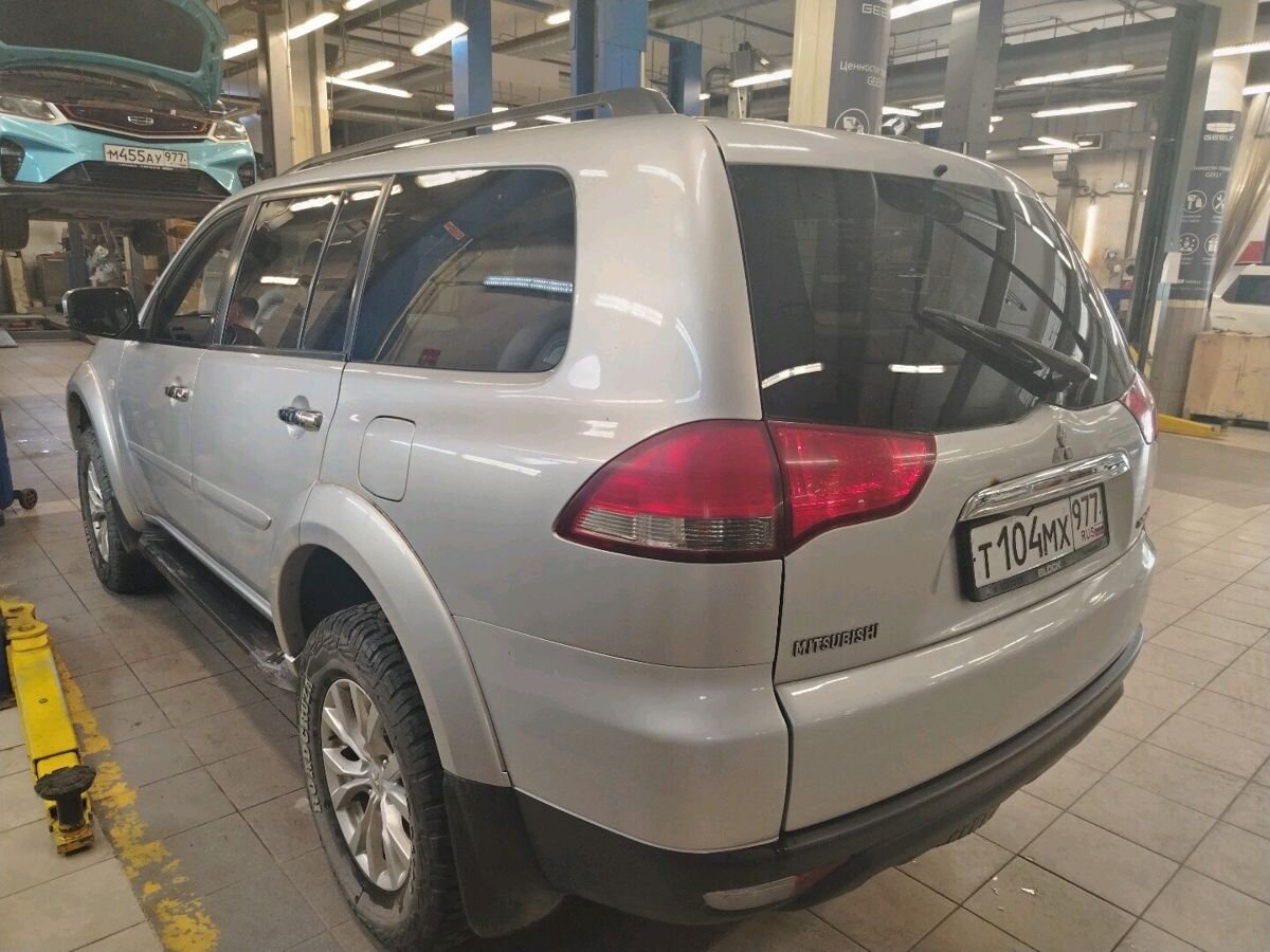 Mitsubishi Pajero Sport II [рестайлинг] 2.5d AT 4WD (178 л.с.) Instyle Серебристый 2013 с пробегом 177 287 км