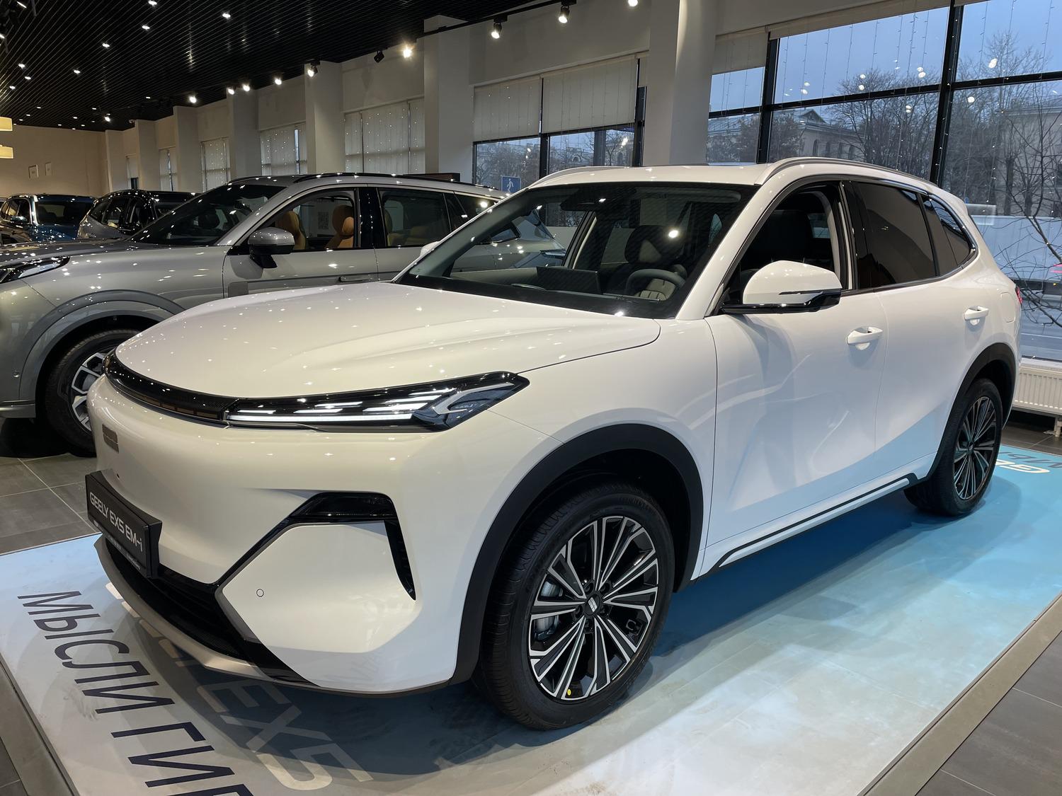 Geely EX5 Гибрид I поколение 1.5hyb AT (68 л.с.) Макс EM-R Белый 2026 новый