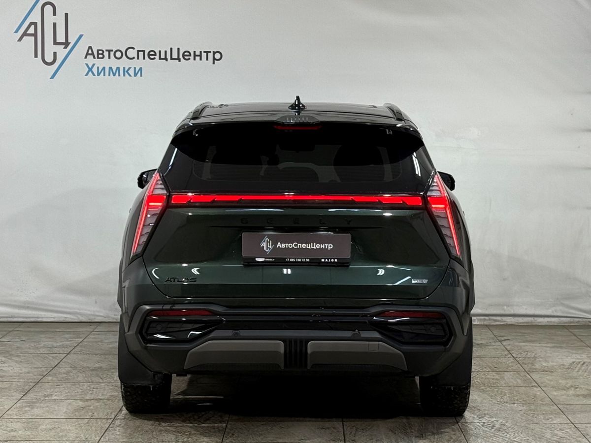 Автомобиль Geely Atlas II поколение 2.0 AT 4WD (200 л.с.) Flagship Sport Зелёный 2024 с пробегом 13 500 км